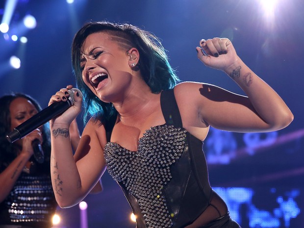 Demi Lovato canta em Los Angeles, nos Estados Unidos (Foto: Christopher Polk/ Getty Images/ AFP)