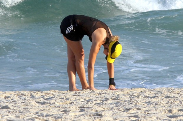 Christine Fernandes se exercita na praia da Barra (Foto: Marcos Ferreira / Foto Rio News)