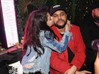 Selena Gomez dá beijo em The Weeknd em festa na França