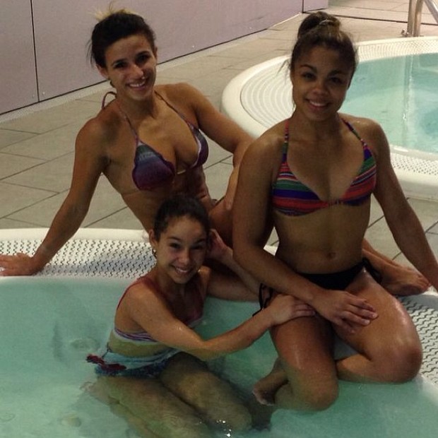 Jade Barbosa com amigas na piscina (Foto: Instagram / Reprodução)