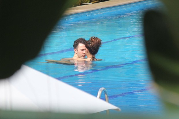 Kevin Jonas com Danielle na piscina do hotel (Foto: Gabriel Rangel / AgNews)