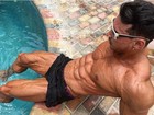 Felipe Franco exibe corpo musculoso e com veias soltadas à beira da piscina