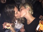 Miley Cyrus dá beijão em amiga em festa com Cara Delevingne e mais
