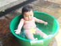 Jéssica Costa mostra filho tomando banho de bacia: 'Eu posso com isso?'