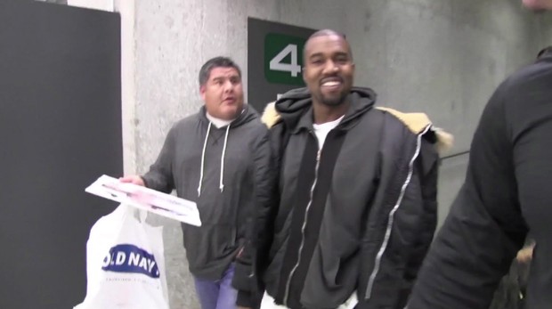 Kanye West e fã em aeroporto do Washington. (Foto: AKM-GSI / AKM-GSI)