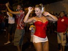 Viviane Araújo samba de saia curtinha e corselt