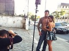 Ana Paula Minerato posa sexy com modelo sem camisa