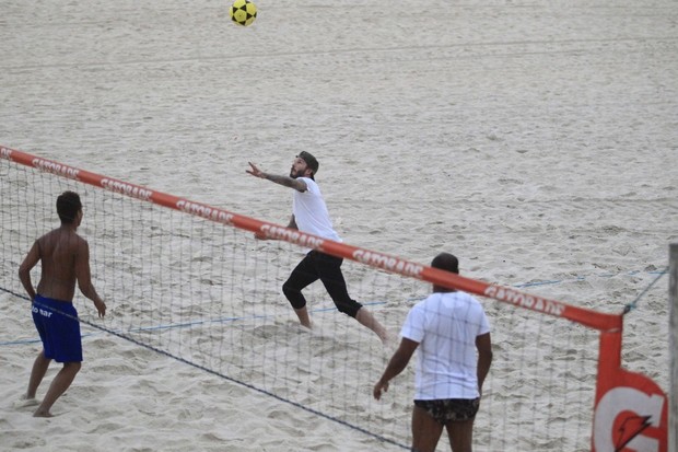 David Beckham joga futevôlei na praia (Foto: André Freitas e Delson Silva / AgNews)