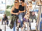 Khloe Kardashian e Kourtney Kardashian se divertem em carrossel