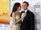 Angelina Jolie usa tomara que caia em première com Brad Pitt
