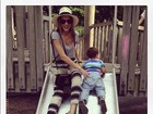 Miranda Kerr brinca com o filho no escorrega 