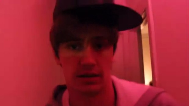 James Franco imitando Justin Bieber (Foto: Video/Reprodução)