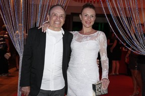 Stênio Garcia e a mulher na festa de lançamento de 'Salve Jorge' (Foto: Alex Palarea e Roberto Filho / AgNews)