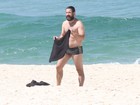 Barbudo, Murilo Benício mostra barriguinha avantajada em praia
