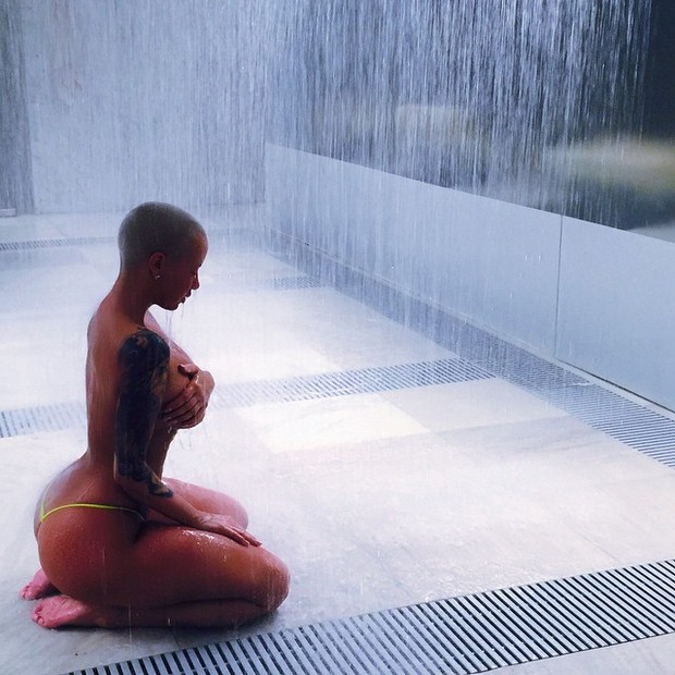 De topless, Amber Rose posa com calcinha ousada (Foto: Instagram/ Reprodução)