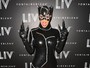 Miau! Kim Kardashian usa fantasia superjusta de Mulher-Gato