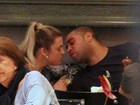 Adriano quase beija loira durante almoço em shopping no Rio