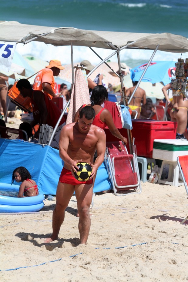 Thiago Martins joga futevôlei na praia (Foto: Wallace Barbosa/ Ag. News)