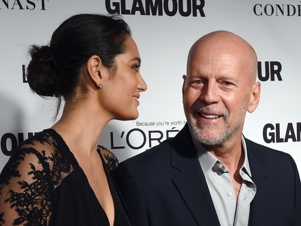 Bruce Willis e a mulher, Emma Heming, em premiação em Nova York, nos Estados Unidos (Foto: Timothy A. Clary/ AFP)