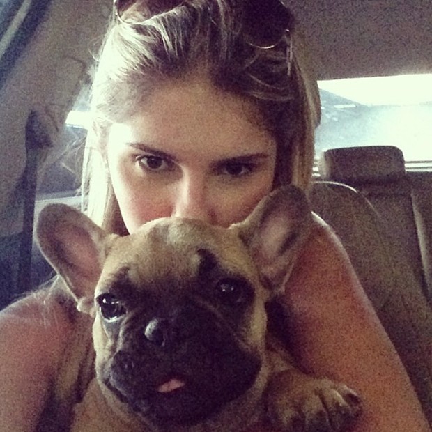 Bárbara Evans posta foto com o cachorrinho, Bruce (Foto: Instagram / Reprodução)