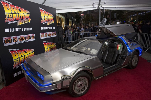 Réplica do carro usado no filme De volta para o futuro (Foto: REUTERS/Andrew Kelly)