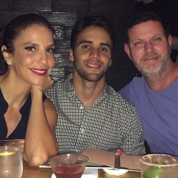 Ivete Sangalo com o marido, Daniel Cady, e amigo em restaurante em Nova York, nos Estados Unidos (Foto: Instagram/ Reprodução)