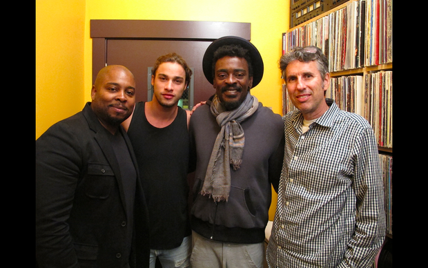Venus Brown, Pablo Morais, Seu Jorge e Mario Caldato, do no estúdio em LA (Foto: Divulgação)
