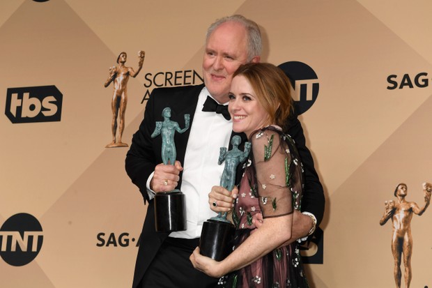 John Lithgow e Claire Foy posam com suas estatuetas do SAG Awards pela performance na série The Crown (Foto: Getty Images)