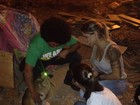 Ex-BBB Vanessa distribui ração  para animais de rua