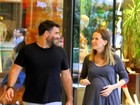Fernanda Rodrigues, grávida de sete meses, passeia em shopping no Rio