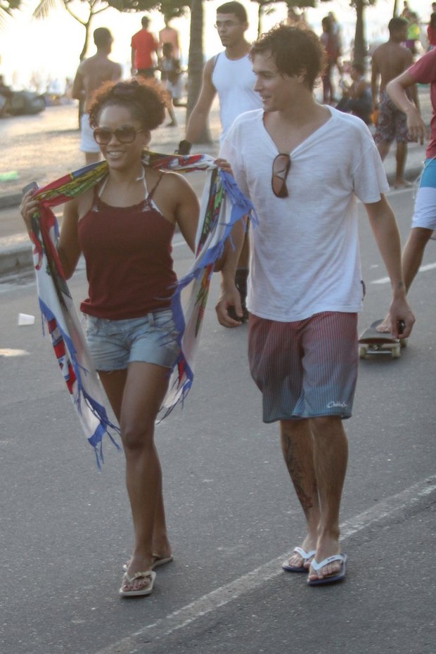 Felipe Dylon e Aparecia Petrowky passeiam na orla (Foto: Rodrigo dos Anjos / AgNews)