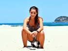 Thati Lopes, de 'Boogie oogie', mostra que é boa de bola em praia no Rio
