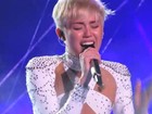 Miley Cyrus se emociona e chora muito em show