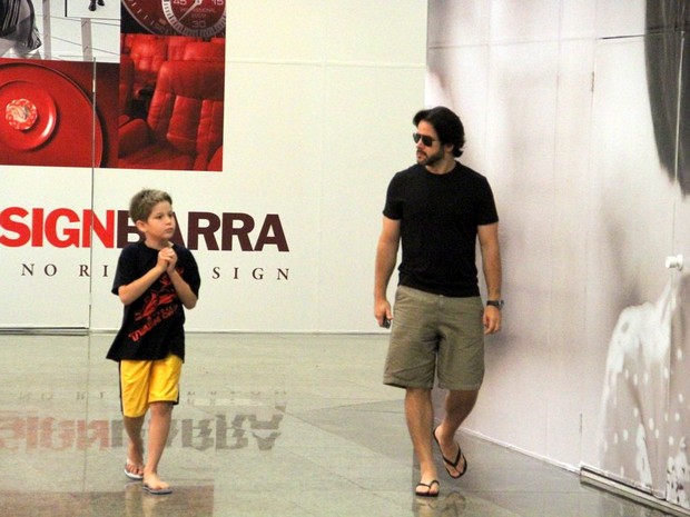 Murilo Benício com o filho em shopping do Rio (Foto: Marcus Pavão / AgNews)