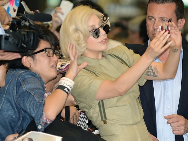Lady Gaga é recepcionada por fãs em aeroporto de Tóquio, no Japão (Foto: Toru Yamanaka/ AFP)