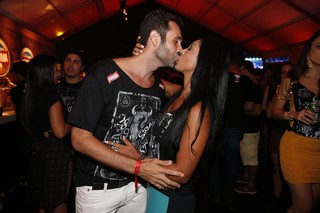 Amanda Djehdian beija namorado em festival (Foto: Felipe Panfili /Divulgação)