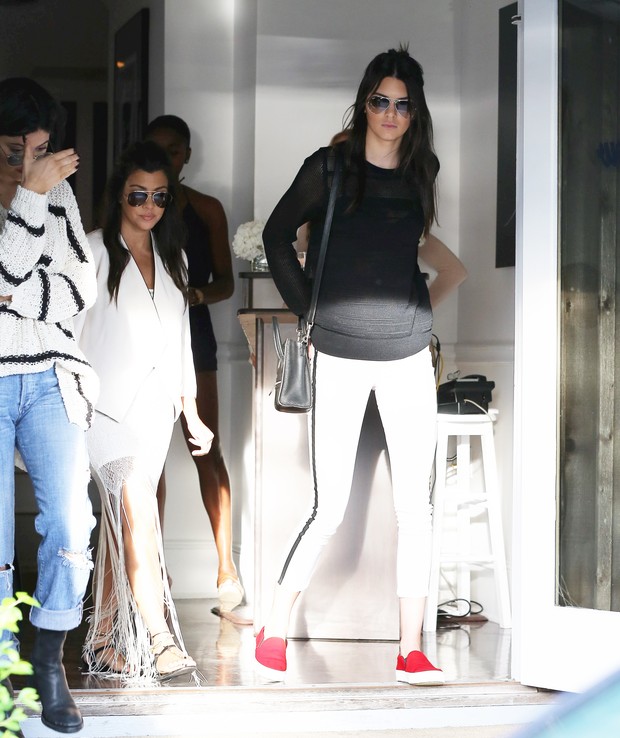 Kendall Jenner (à direita) e Kourtney Kardashian (de branco) (Foto: X17)