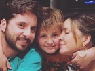 Claudia Leitte paparica o filho mais velho em foto fofíssima de família