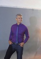 Otaviano Costa posa para campanha e diz: 'Gosto de me vestir bem'