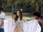 Juliana Paiva mostra corpo em dia durante gravação de novela em praia