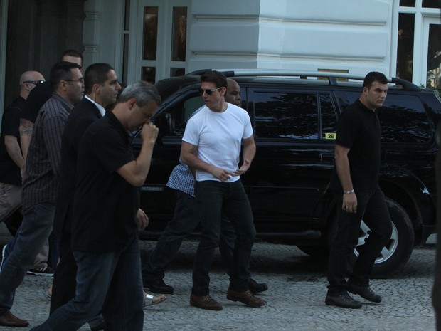 Tom Cruise deixa hotel em Copacabana, RJ (Foto: Delson Silva e Marcello Sá Barrettto / Agnews)