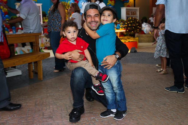 Marcus Buaiz com os filhos Joao Francisco e Jose Marcus (Foto: Manuela Scarpa/Photo Rio News)