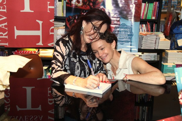 Julia Lemmertz e Doris Israel em lançamento de livro no Rio (Foto: Thyago Andrade/Foto Rio News)