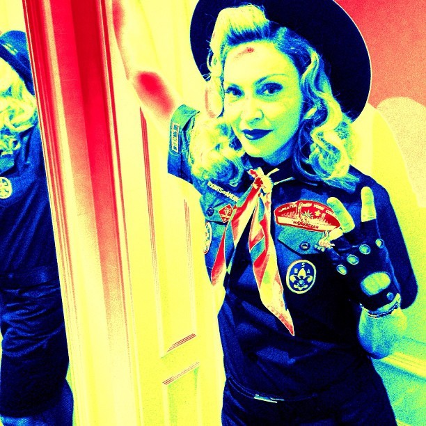 Madonna posa de escoteira em bastidores de premiação (Foto: Reprodução/Instagram)