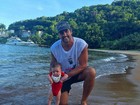Leo Chaves mostra filho caçula na praia pela primeira vez