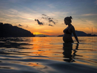 Tainá Müller mostra barrigão de grávida de biquíni durante viagem