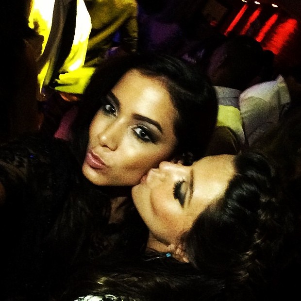 Anitta ganha beijo de Giovanna Lancellotti em festa em São Paulo (Foto: Instagram/ Reprodução)