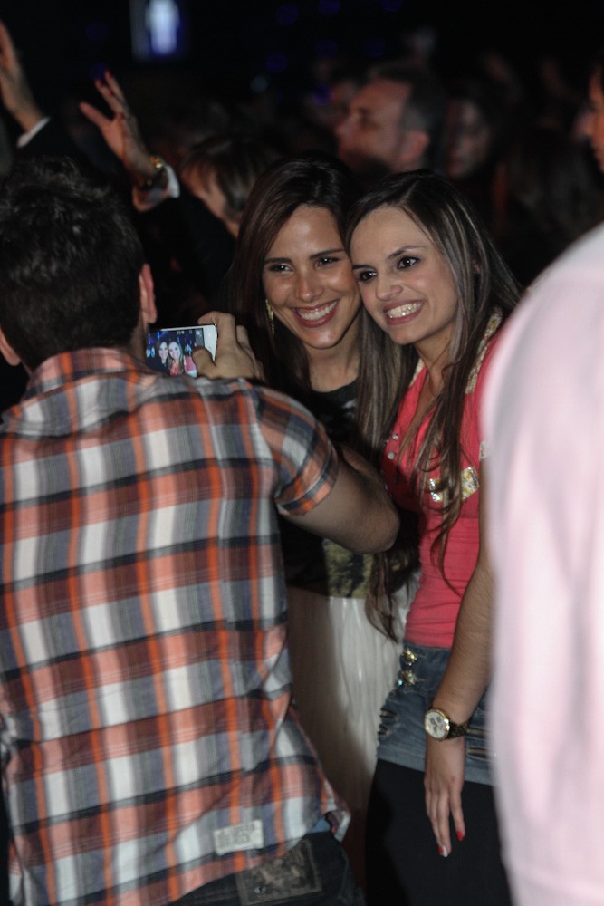 A cantora posa com fãs (Foto: Cláudio Augusto/Foto Rio News)