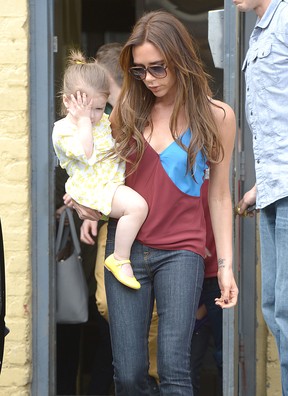 Victoria Beckham com a filha, Harper, em Los Angeles, nos Estados Unidos (Foto: Splash News/ Agência)