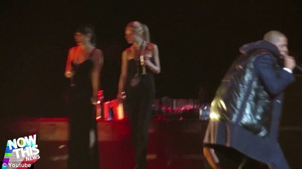 Gwyneth Paltrow dança no palco com Jay-Z e Coldplay (Foto: YouTube / Reprodução)